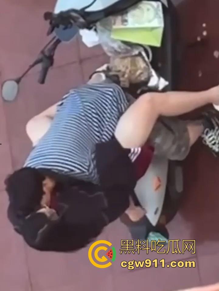 海南科技职业大学小情侣电车调情,各种接吻揉胸车震,被同学偷拍挂网遭校方警告处分!