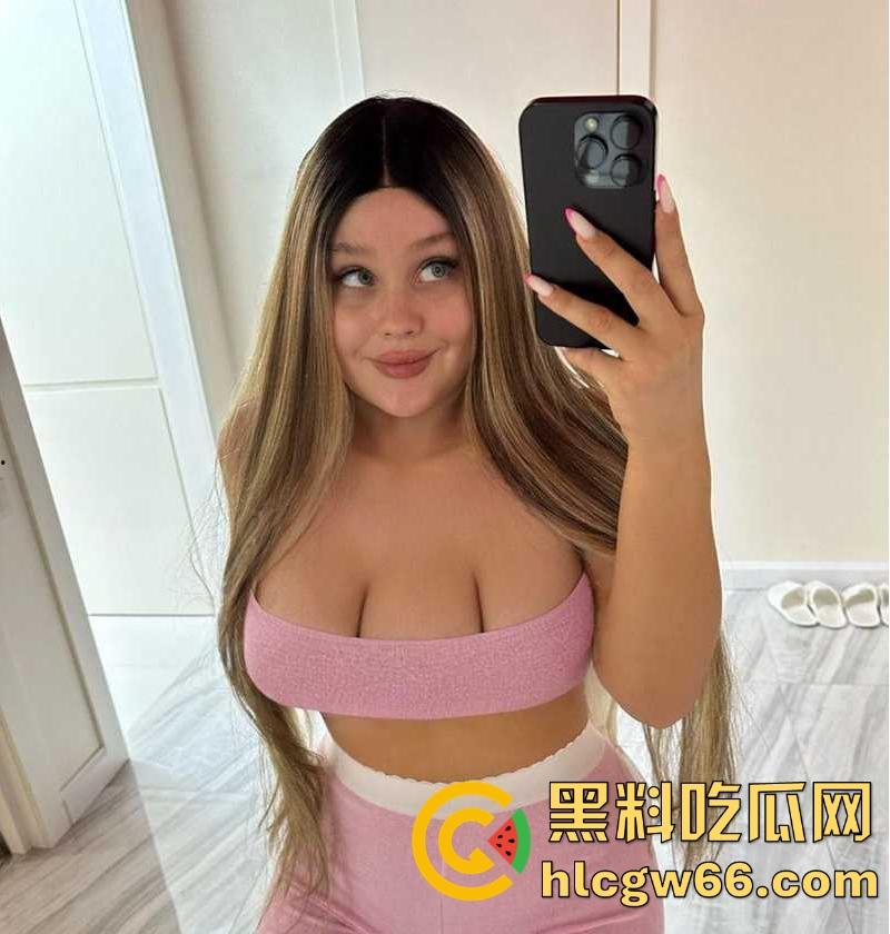 国外罕见三乳房妹子 奶罩都是定制的 天生的网黄圣体啊 这要下海拍片指定爆火!