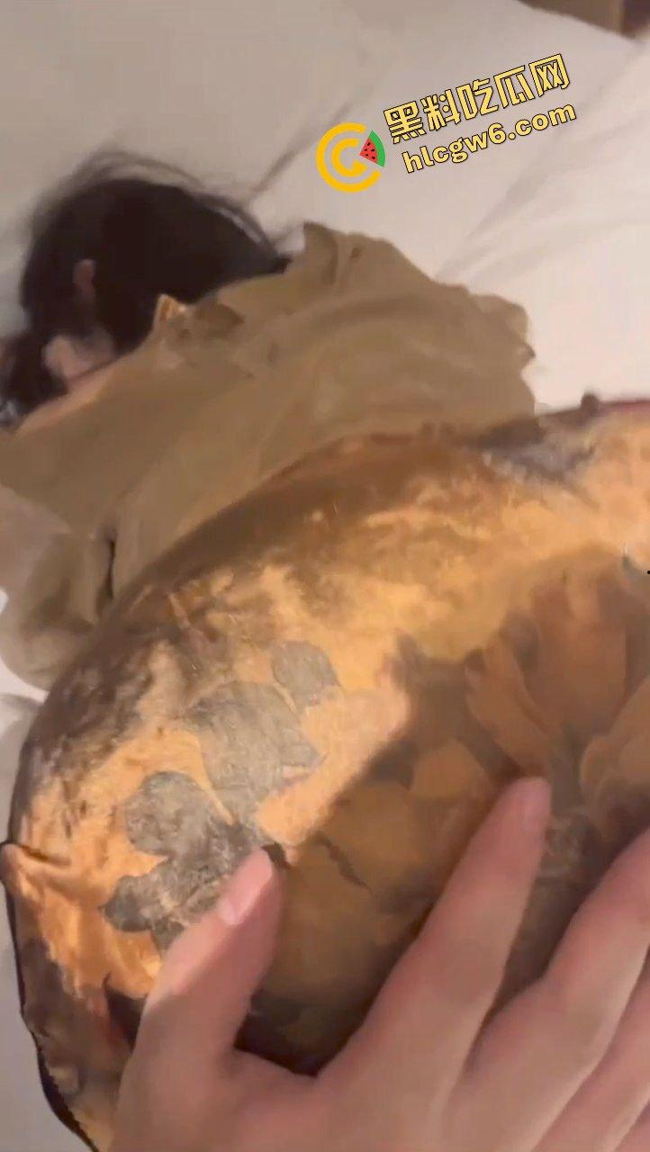 云南经贸外事大专反差旗袍学生妹『林静漪』约炮金主大哥 旗袍制服调情上位榨精性爱 原创独家流出!