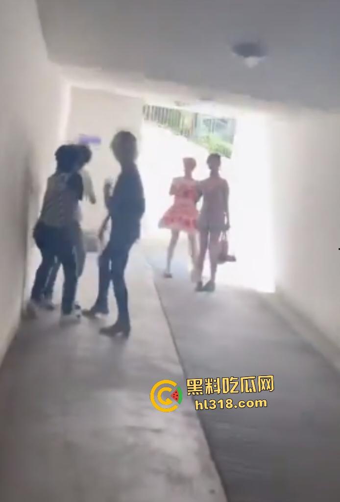 上海杨浦地下车库惊爆恶霸群殴未成年人，恶霸女友还竖大拇指点赞叫嚣