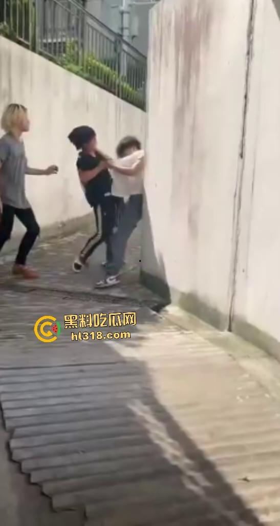 上海杨浦地下车库惊爆恶霸群殴未成年人,恶霸女友还竖大拇指点赞叫嚣