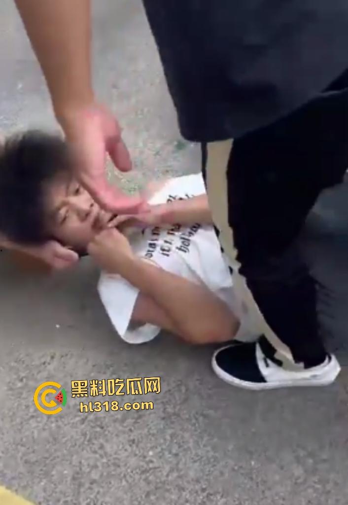 上海杨浦地下车库惊爆恶霸群殴未成年人,恶霸女友还竖大拇指点赞叫嚣