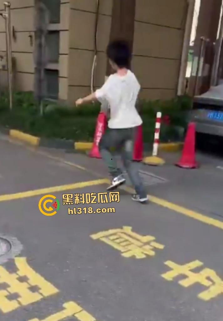 上海杨浦地下车库惊爆恶霸群殴未成年人,恶霸女友还竖大拇指点赞叫嚣