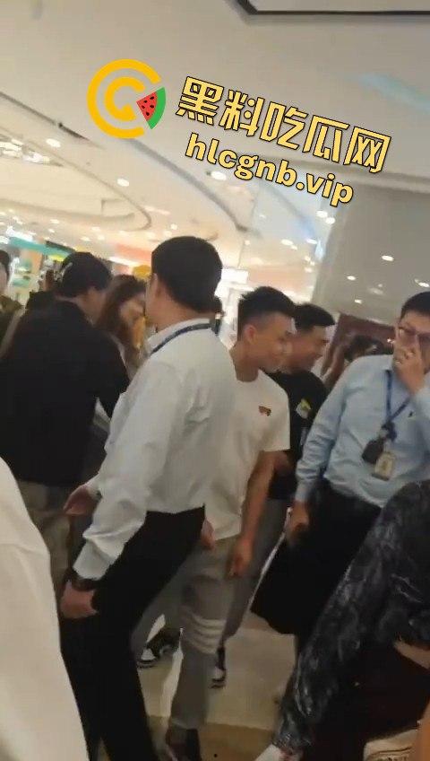 哈尔滨又又又出圈了！！哈西万达广场，一男子偷拍女生被抓！