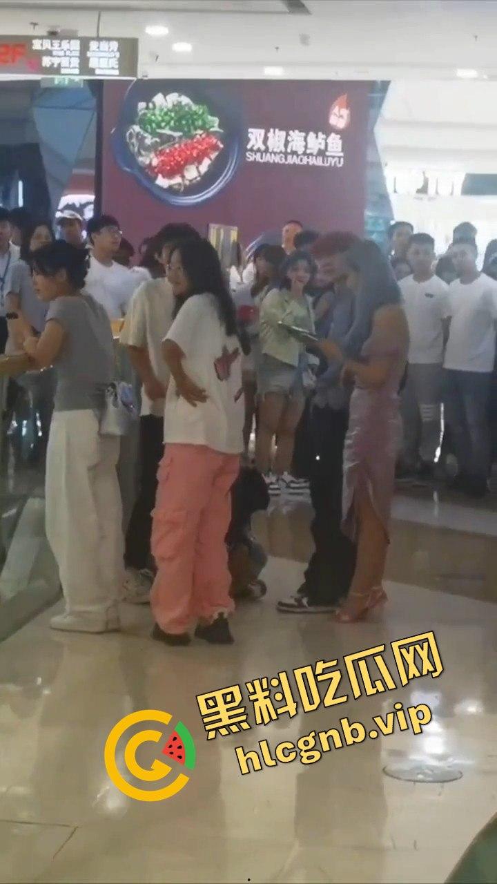 哈尔滨又又又出圈了!!哈西万达广场,一男子偷拍女生被抓!