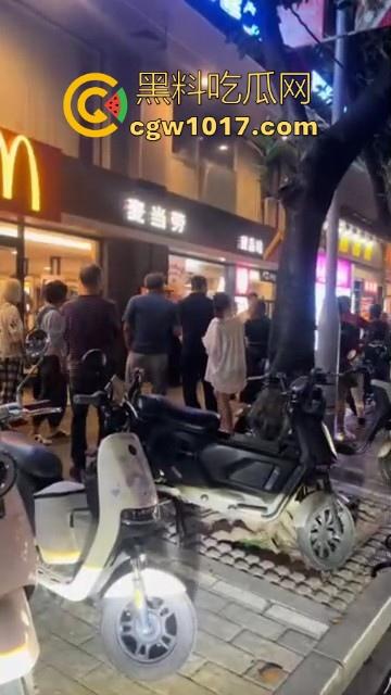 广州小梅大街地头蛇欺负外卖小哥!仗着自己本地人横着走,路人都想冲上去一拳打醒这狗东西!