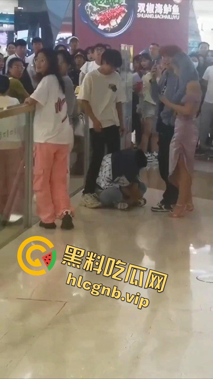 哈尔滨又又又出圈了!!哈西万达广场,一男子偷拍女生被抓!