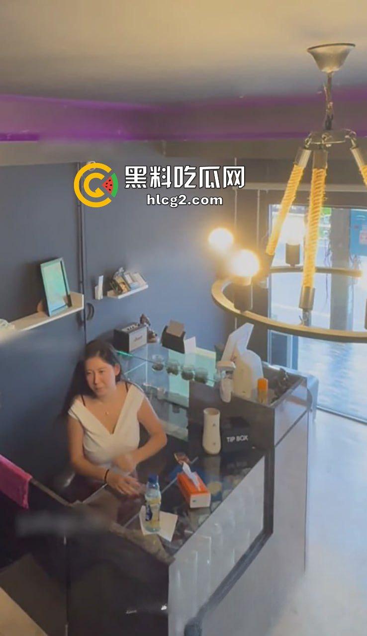 抖音G奶风骚少妇『李雅』前台收银柜台女上位榨精老板 大雷在空中乱甩 监控实拍最新流出