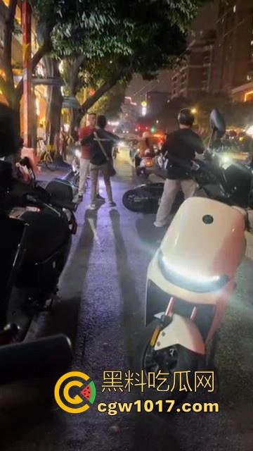 广州小梅大街地头蛇欺负外卖小哥!仗着自己本地人横着走,路人都想冲上去一拳打醒这狗东西!