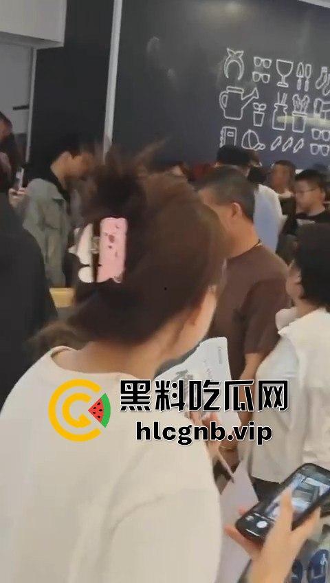 哈尔滨又又又出圈了!!哈西万达广场,一男子偷拍女生被抓!