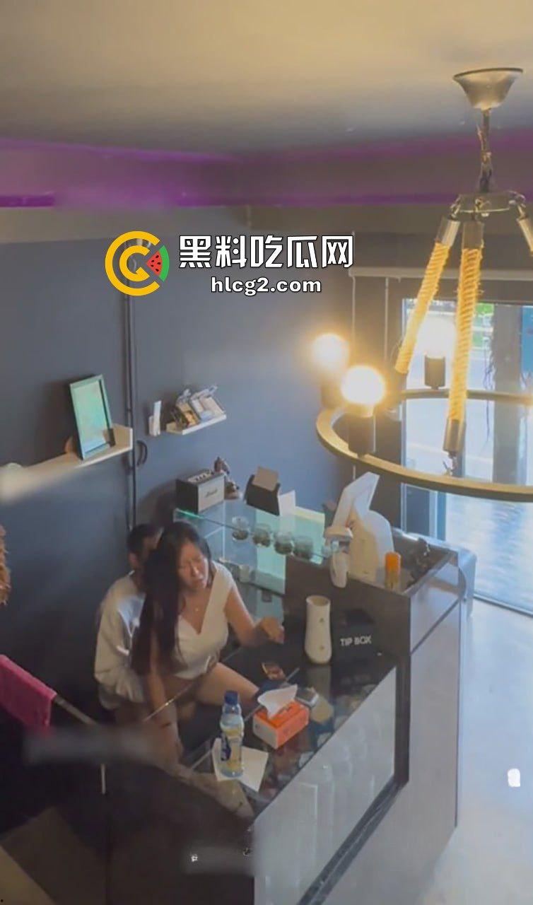 抖音G奶风骚少妇『李雅』前台收银柜台女上位榨精老板 大雷在空中乱甩 监控实拍最新流出