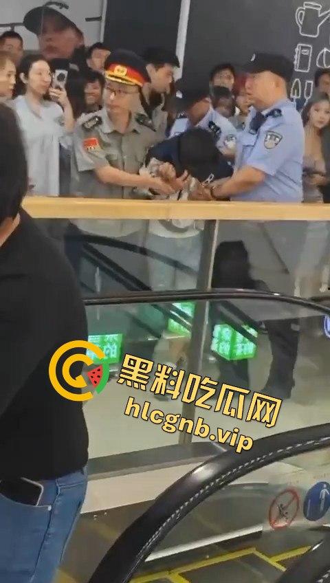 哈尔滨又又又出圈了!!哈西万达广场,一男子偷拍女生被抓!