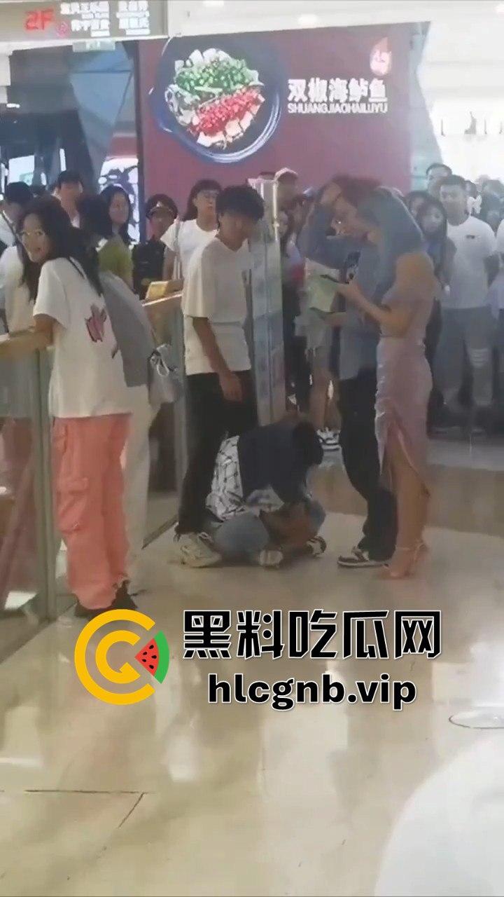 哈尔滨又又又出圈了!!哈西万达广场,一男子偷拍女生被抓!