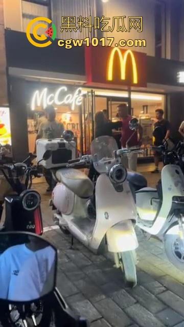 广州小梅大街地头蛇欺负外卖小哥!仗着自己本地人横着走,路人都想冲上去一拳打醒这狗东西!