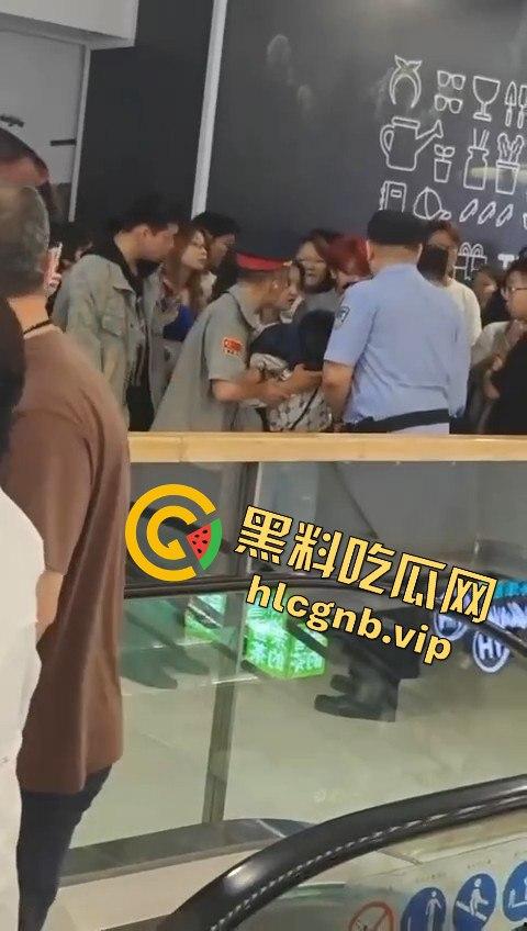 哈尔滨又又又出圈了!!哈西万达广场,一男子偷拍女生被抓!