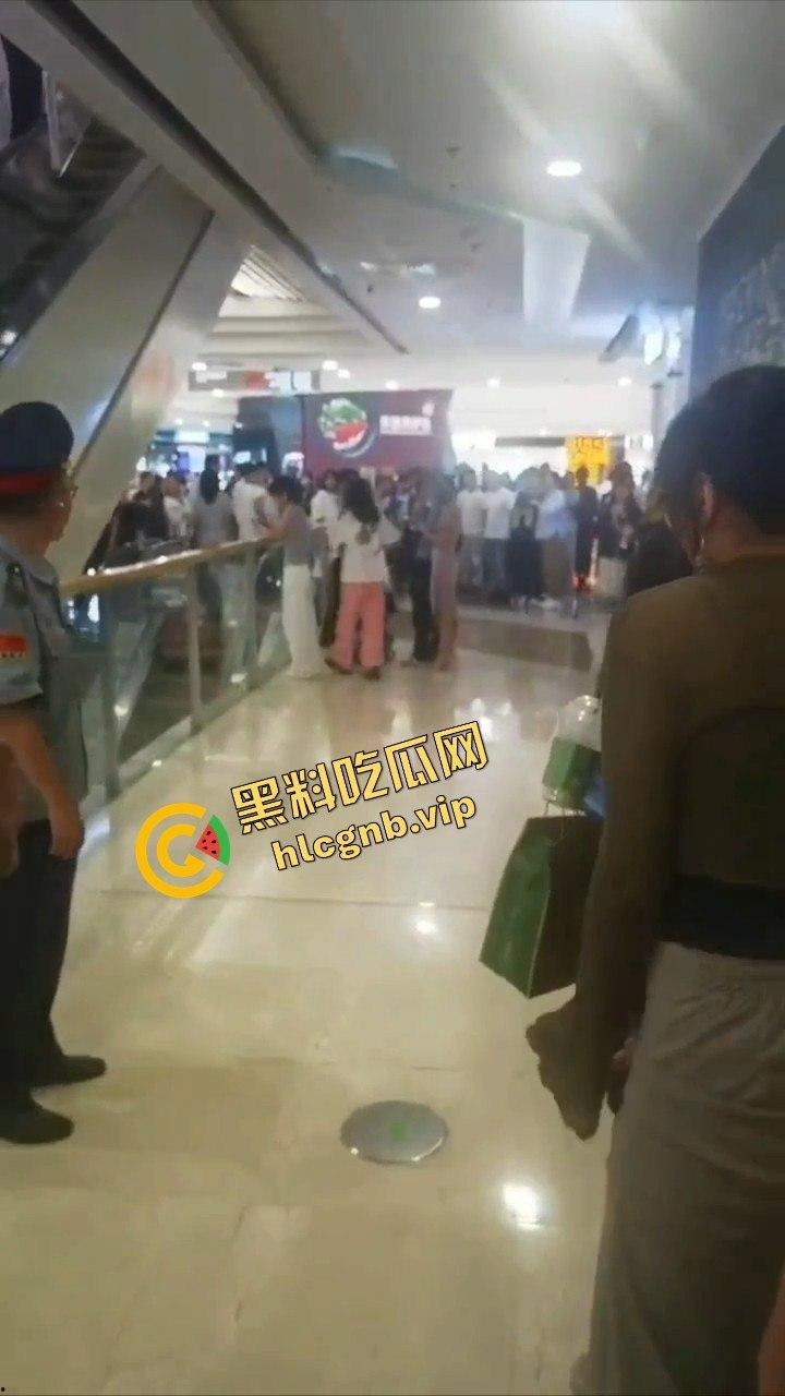 哈尔滨又又又出圈了!!哈西万达广场,一男子偷拍女生被抓!