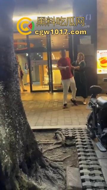 广州小梅大街地头蛇欺负外卖小哥!仗着自己本地人横着走,路人都想冲上去一拳打醒这狗东西!