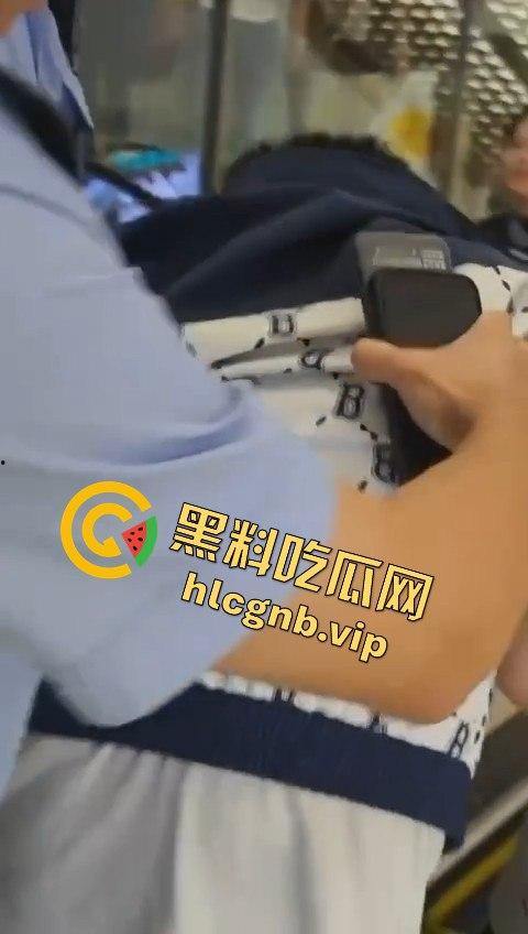 哈尔滨又又又出圈了!!哈西万达广场,一男子偷拍女生被抓!