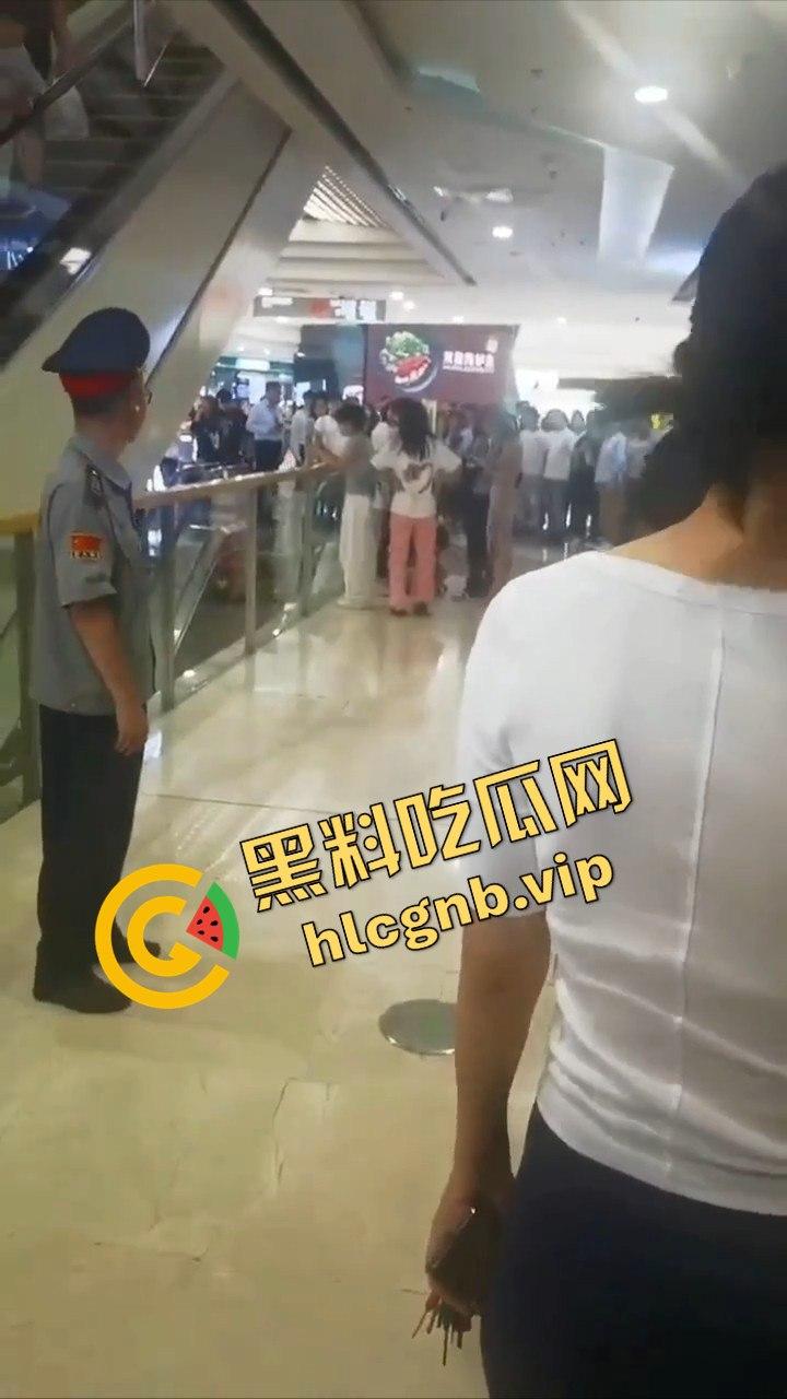 哈尔滨又又又出圈了!!哈西万达广场,一男子偷拍女生被抓!