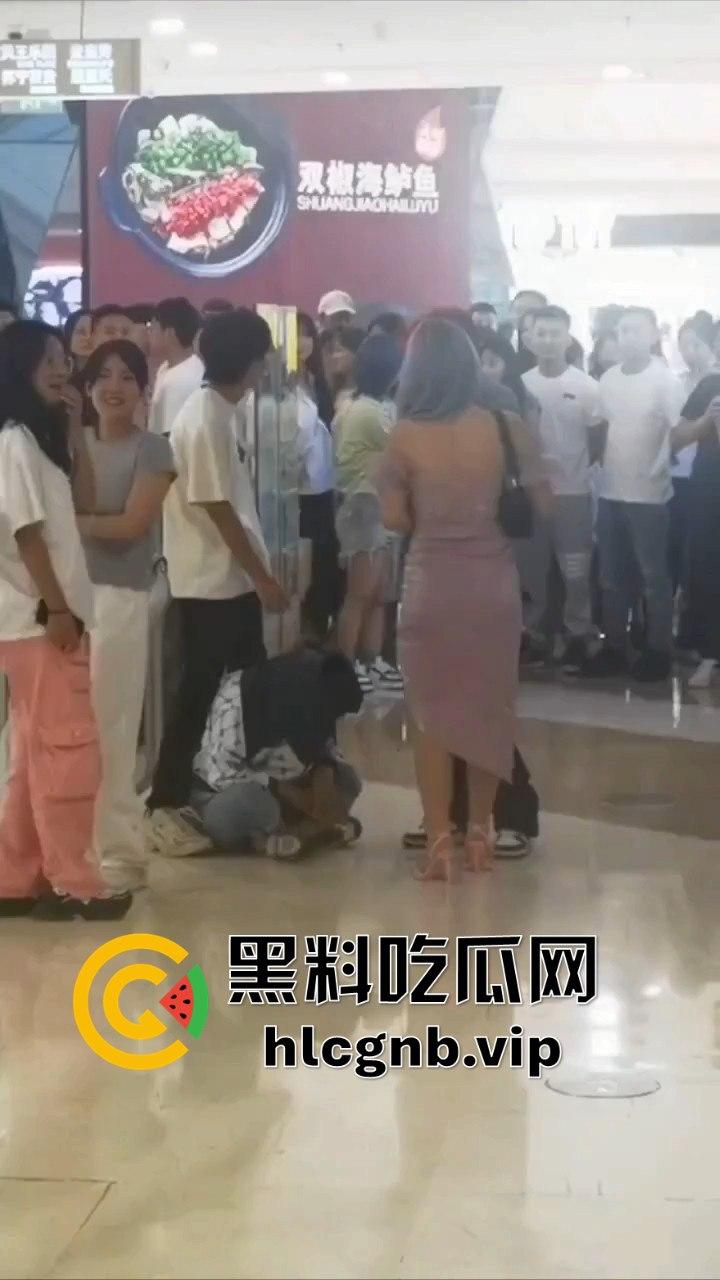 哈尔滨又又又出圈了!!哈西万达广场,一男子偷拍女生被抓!