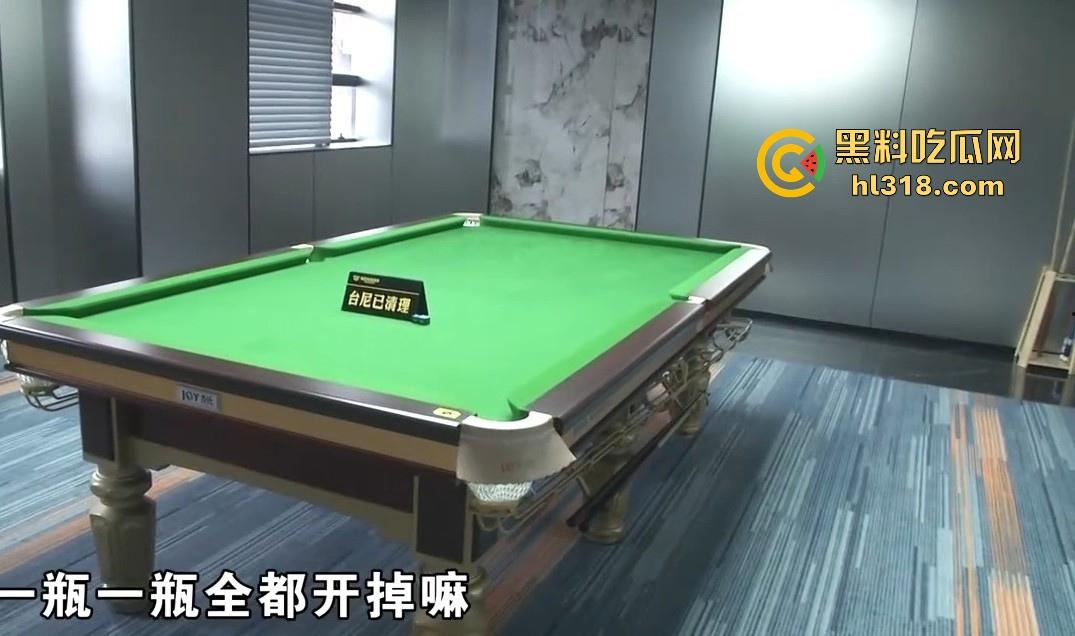 小哥网上想约炮台球助教,想摸人家的丝袜美腿,不料线下被坑5000多,还给打了一顿,真是陪了夫人又折兵!