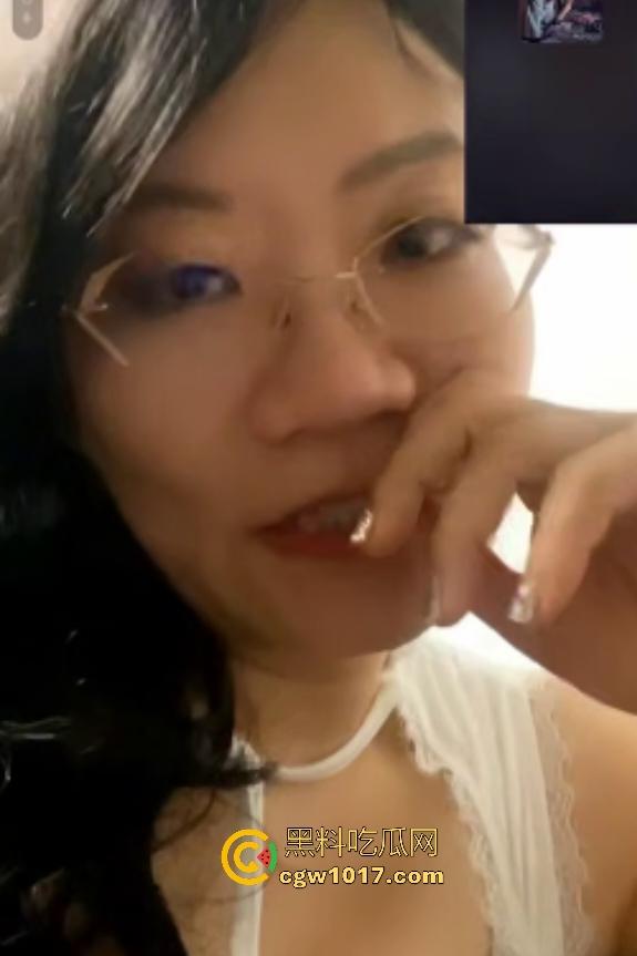 抖音斯文钢琴老师【乐尽奇妙】,白天教琴优雅端庄,晚上开双视角会议,翘屁股勾金主,不仅钢琴弹得好,跳舞也不错!