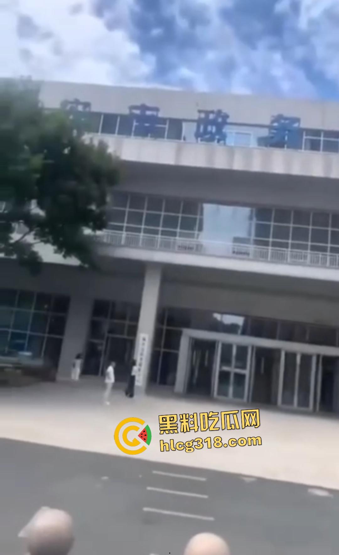 温州瑞安市政府服务中心自焚惨剧!男子因拆迁补偿不公绝望点火,保安狂灭火最后救出一具干尸!