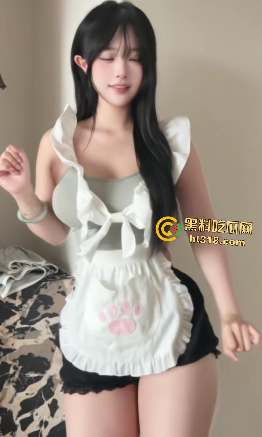 抖音网红【喝多了就想兔】酒后失态穿红色蕾丝情趣装裹巨乳半露,极致反差自拍撩裙底!