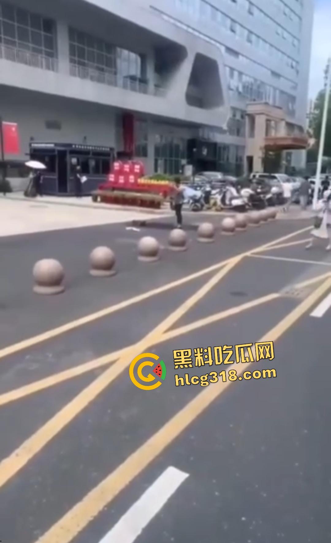 温州瑞安市政府服务中心自焚惨剧!男子因拆迁补偿不公绝望点火,保安狂灭火最后救出一具干尸!