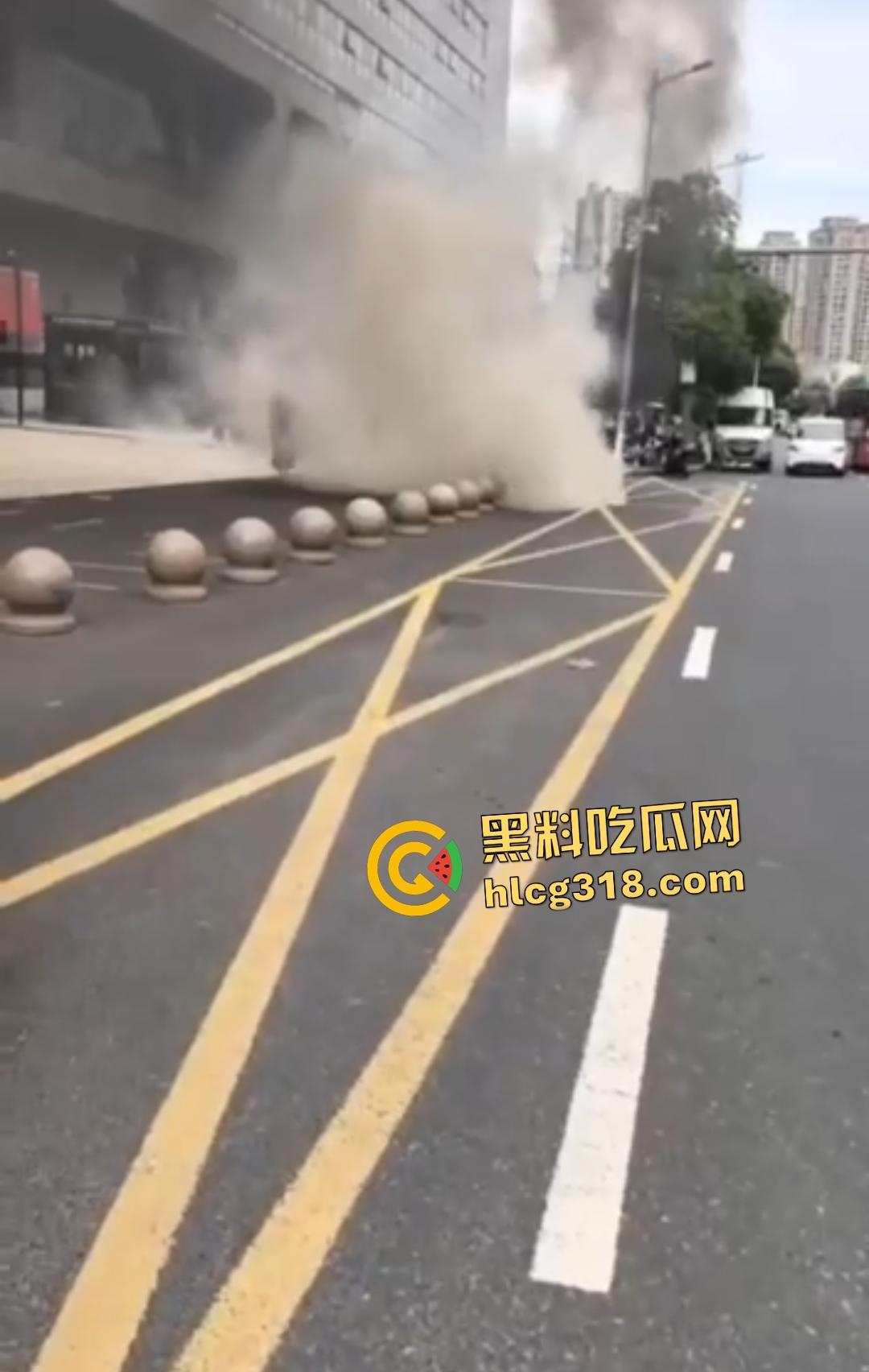 温州瑞安市政府服务中心自焚惨剧!男子因拆迁补偿不公绝望点火,保安狂灭火最后救出一具干尸!