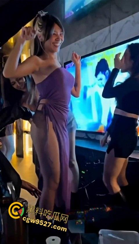 顶级富人圈泄密,上海顶级会所名媛盛宴,各种御姐尽情挑选,嗨完直接带性感尤物回酒店激情啪啪 !