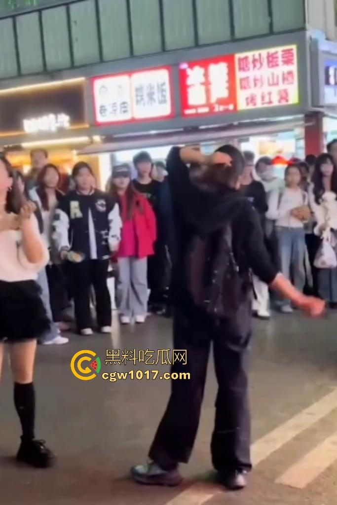 湖南大学城章鱼小丸子事件，两女子因出餐慢怒砸摊位，推倒七旬奶奶致脑梗，摊主儿子哭诉怒喷“泼妇蛮横”！