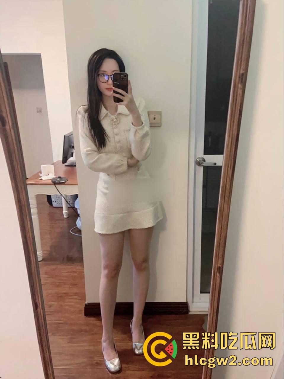 河北极品九头身美腿少妇【史若曦】狐媚眼小三相,满分颜值被土豪包养性爱自拍独家流出!