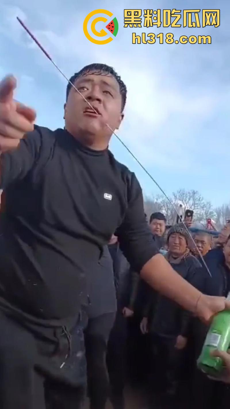 辽宁营口大石桥,对棚低俗表演现场实拍,各种钢针穿刺,铁链穿肉拉伸,玩的真够变态的啊!