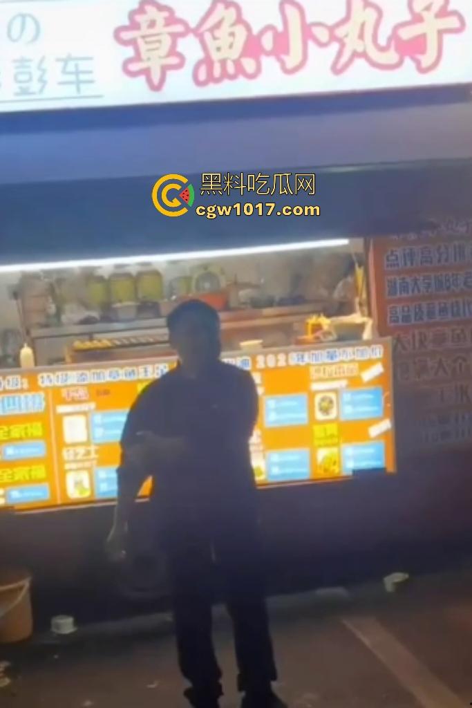 湖南大学城章鱼小丸子事件,两女子因出餐慢怒砸摊位,推倒七旬奶奶致脑梗,摊主儿子哭诉怒喷“泼妇蛮横”!