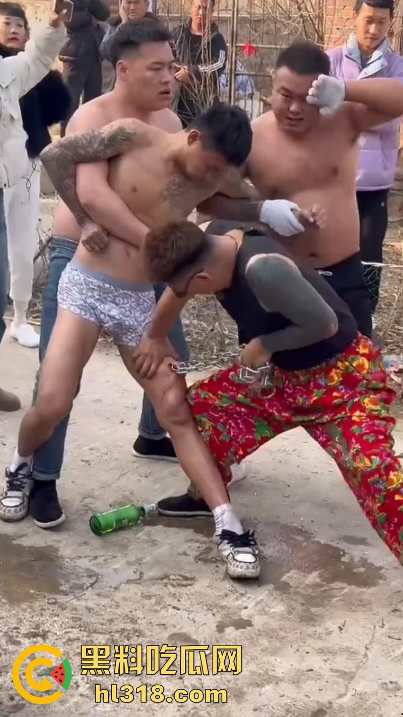 辽宁营口大石桥,对棚低俗表演现场实拍,各种钢针穿刺,铁链穿肉拉伸,玩的真够变态的啊!