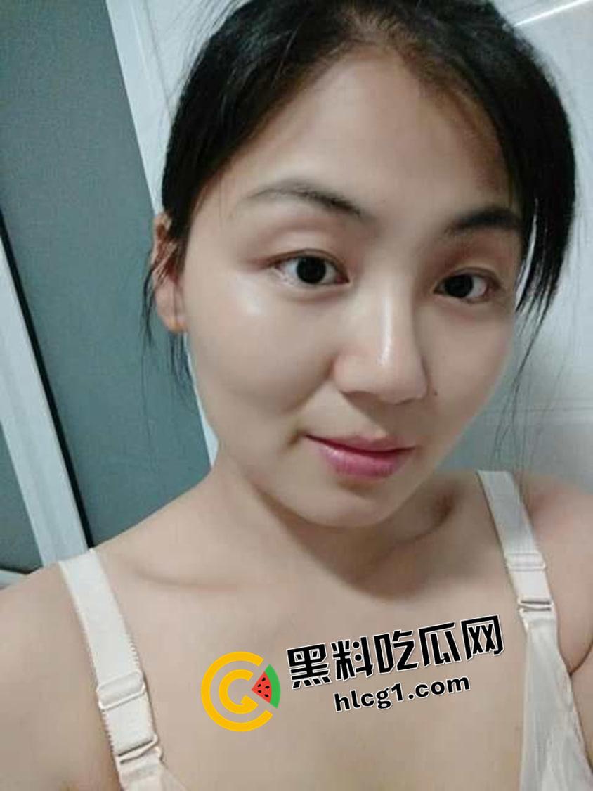 山东乡镇英语老师反差婊 车震偷情 边吃鸡边用英语说骚话 还是老师玩的花