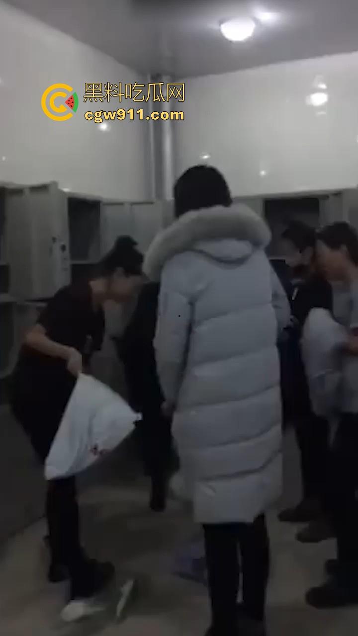 江苏大学调教女大潜入女澡堂偷拍为主人献媚，换衣间粉嫩肌肤尽收眼底，各式极品身材，曲线玲珑撩人到爆！