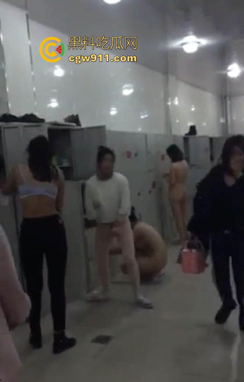 江苏大学调教女大潜入女澡堂偷拍为主人献媚,换衣间粉嫩肌肤尽收眼底,各式极品身材,曲线玲珑撩人到爆!