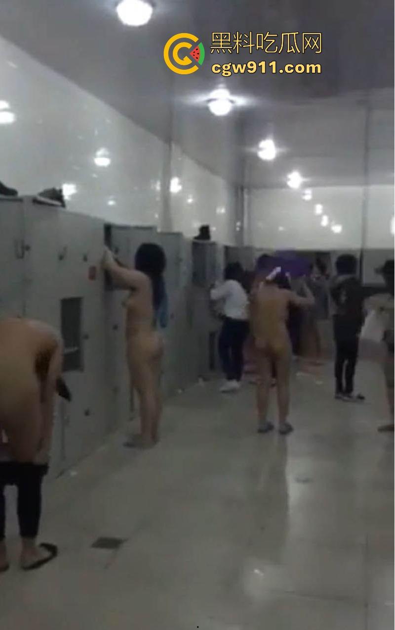 江苏大学调教女大潜入女澡堂偷拍为主人献媚,换衣间粉嫩肌肤尽收眼底,各式极品身材,曲线玲珑撩人到爆!