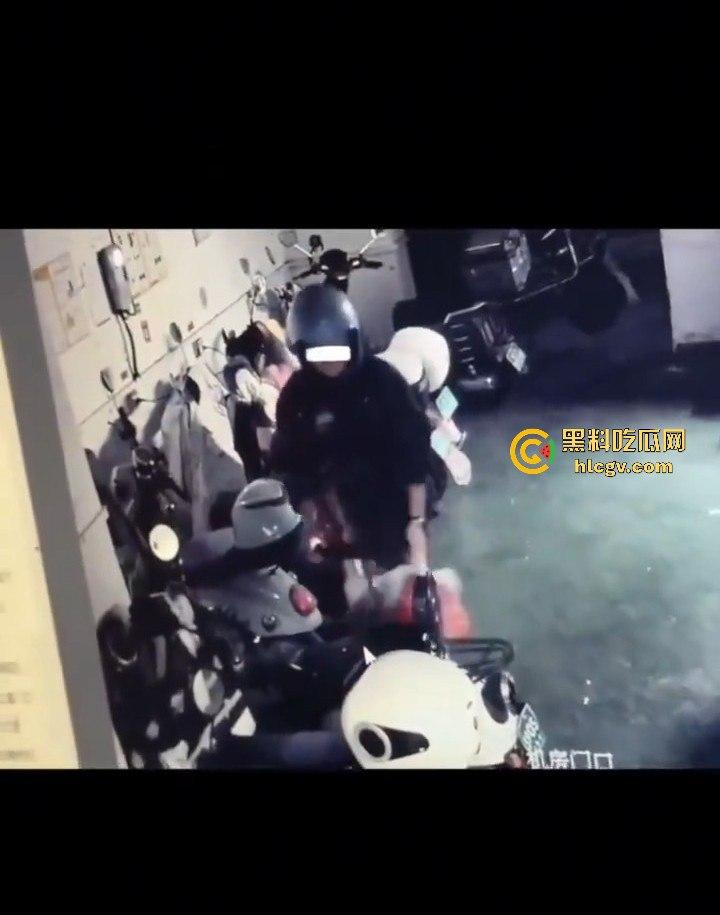 长沙外卖员丧心病狂虐猫!抓猫从26楼扔下当场摔死!