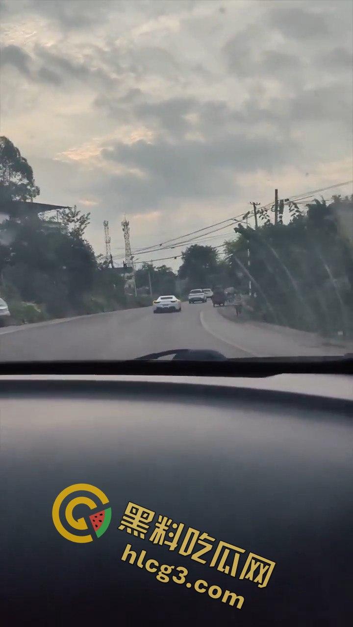 重庆垫江法拉利撞车，租车想学范迪塞尔，结果哭着回家！租车司机炫技失败后悔不已！