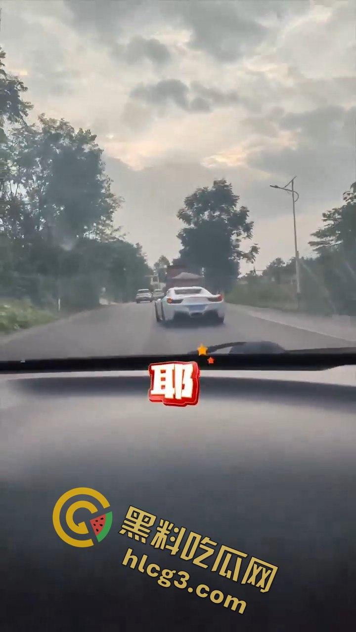 重庆垫江法拉利撞车,租车想学范迪塞尔,结果哭着回家!租车司机炫技失败后悔不已!