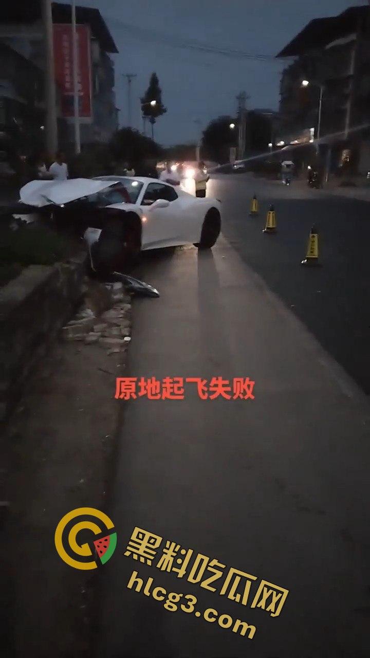 重庆垫江法拉利撞车,租车想学范迪塞尔,结果哭着回家!租车司机炫技失败后悔不已!