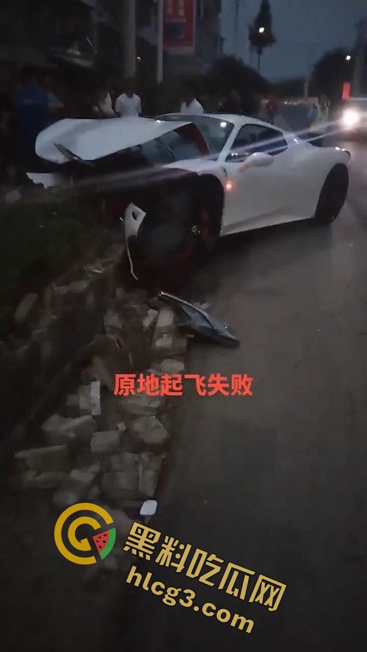 重庆垫江法拉利撞车,租车想学范迪塞尔,结果哭着回家!租车司机炫技失败后悔不已!