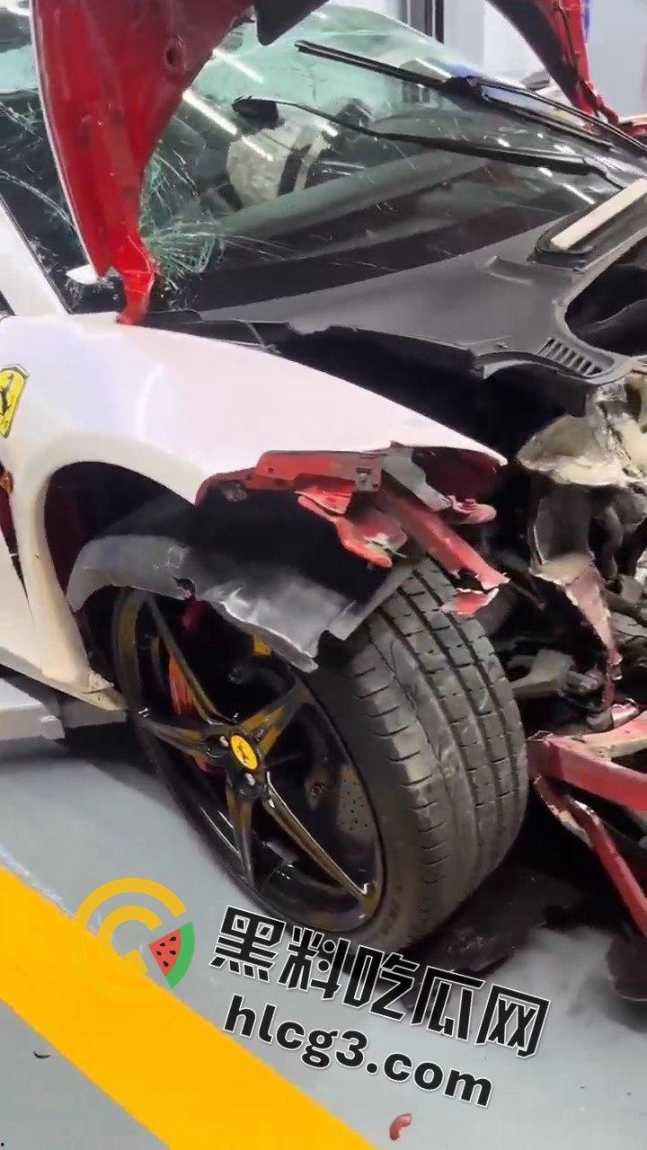 重庆垫江法拉利撞车,租车想学范迪塞尔,结果哭着回家!租车司机炫技失败后悔不已!