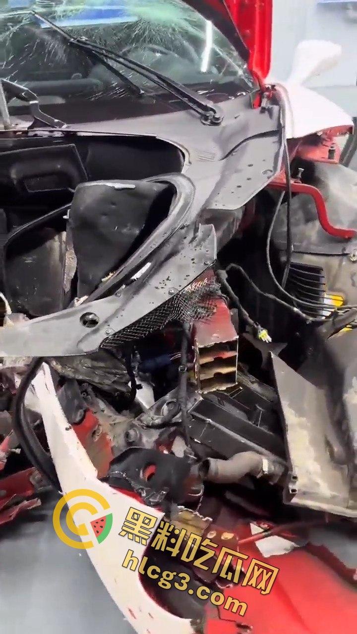 重庆垫江法拉利撞车,租车想学范迪塞尔,结果哭着回家!租车司机炫技失败后悔不已!