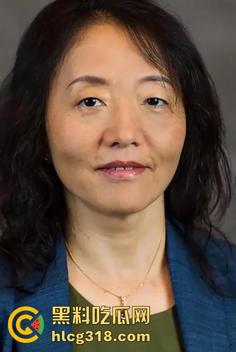 出国后都会变疯么？华裔女博士【李燕】，因不交物业费持刀和警察对峙，被清空弹夹当场射杀！