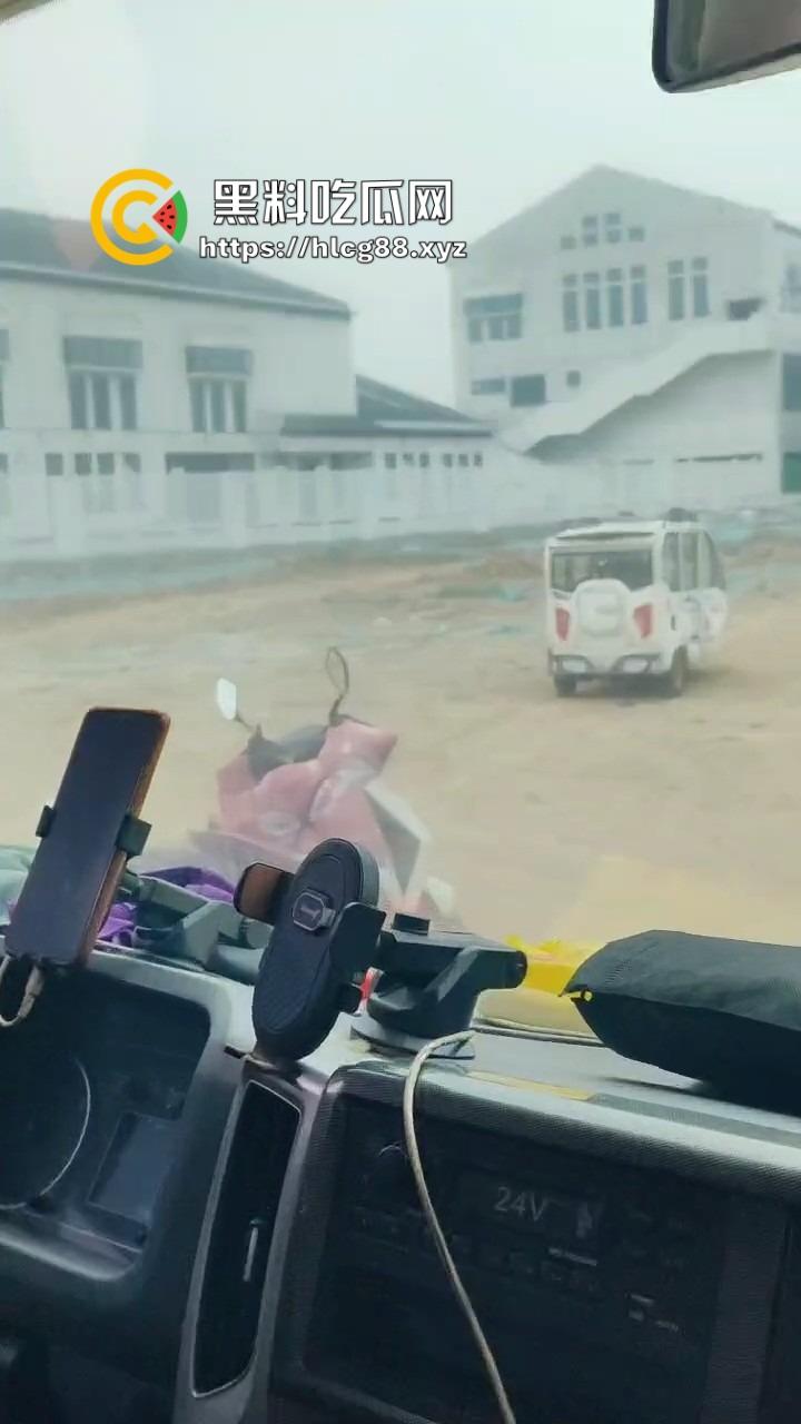 大爷老头乐三蹦子车震操大妈，1分钟干翻大妈让人爽整天，大姐裤子一提骑电驴，满脸淫笑回家做饭！