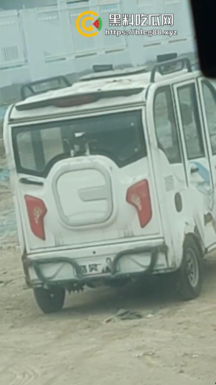 大爷老头乐三蹦子车震操大妈,1分钟干翻大妈让人爽整天,大姐裤子一提骑电驴,满脸淫笑回家做饭!